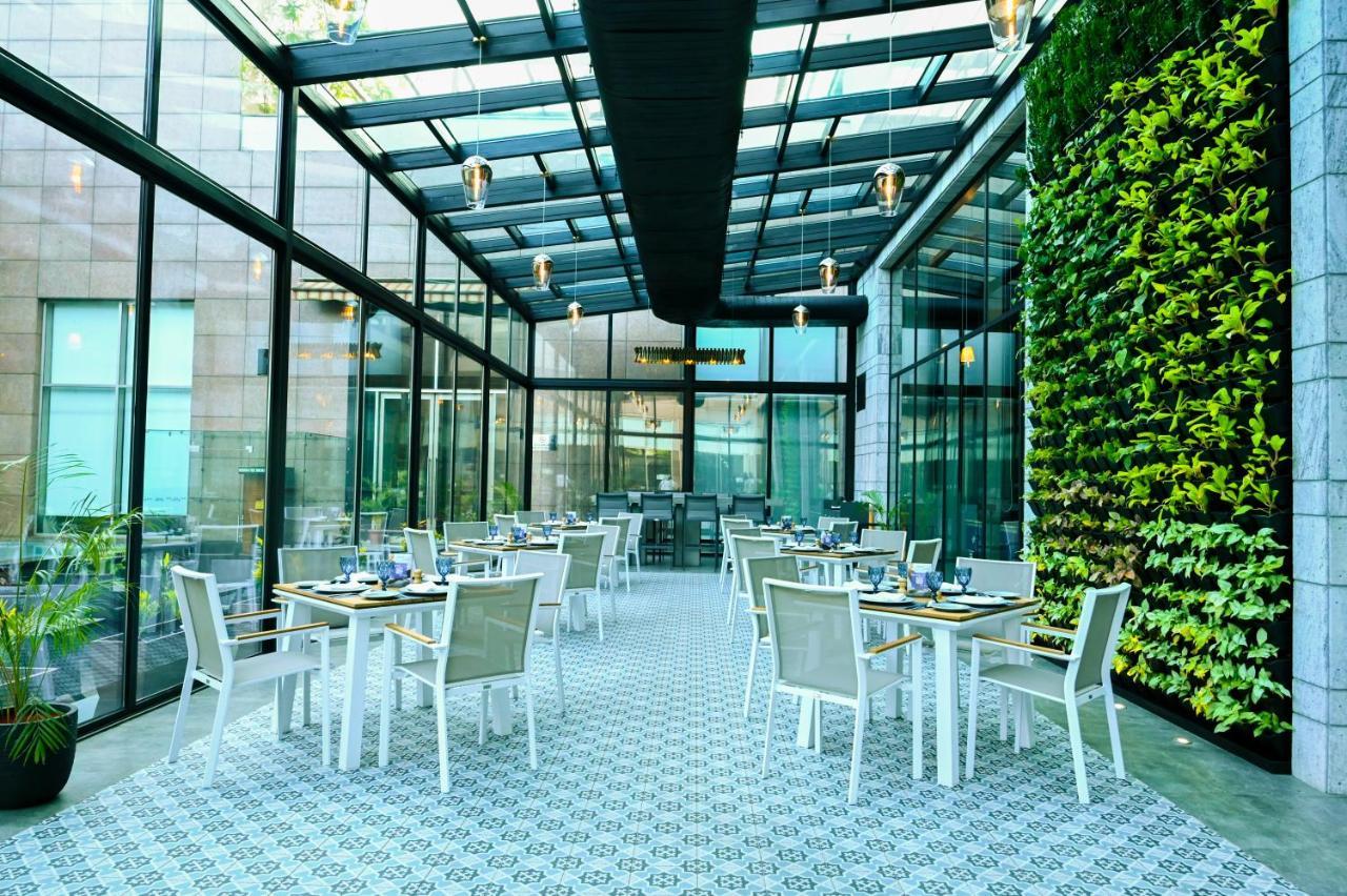 Radisson Blu Hotel Guwahati Eksteriør billede The Terrace