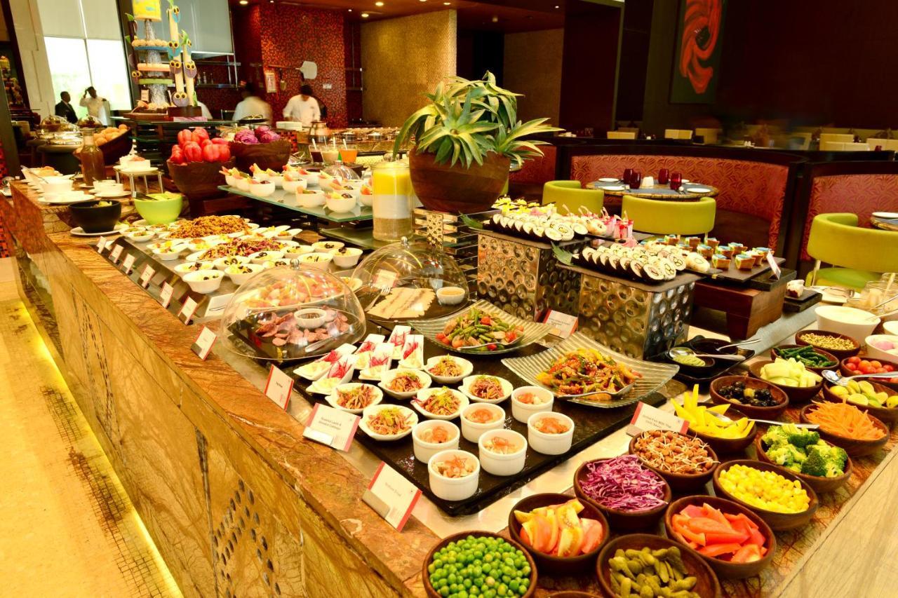 Radisson Blu Hotel Guwahati Eksteriør billede A salad bar
