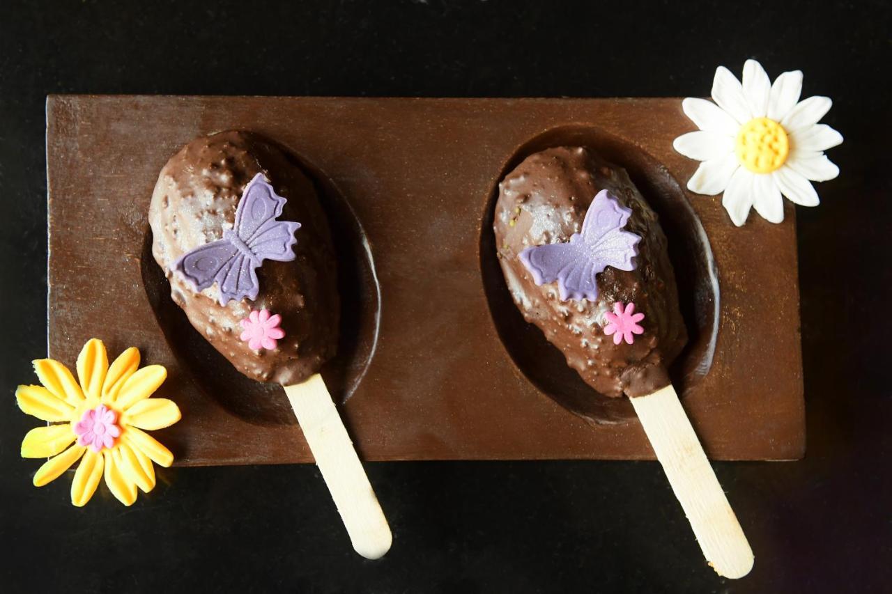Radisson Blu Hotel Guwahati Eksteriør billede Chocolate-covered marzipan