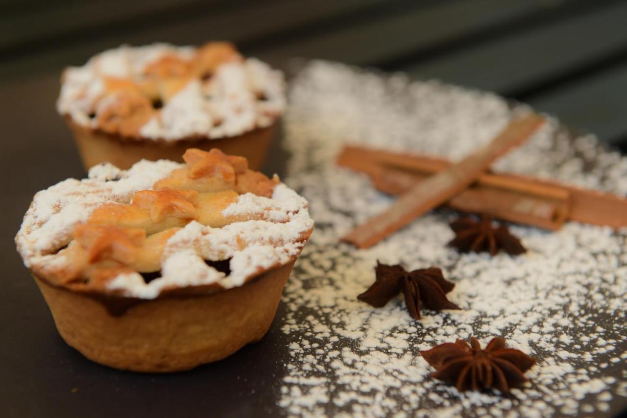 Radisson Blu Hotel Guwahati Eksteriør billede A traditional Dutch apple pie
