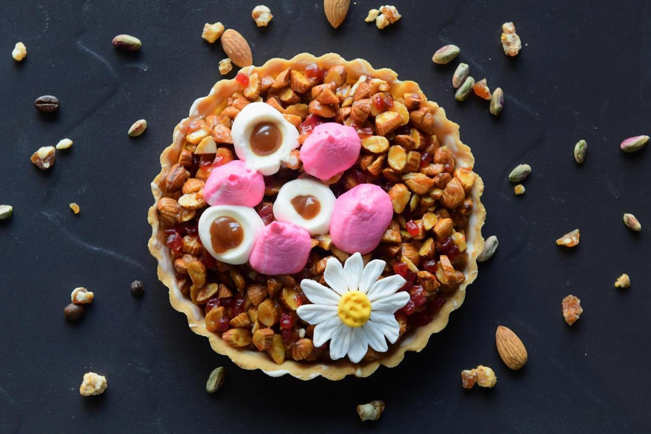 Radisson Blu Hotel Guwahati Eksteriør billede A granola tart