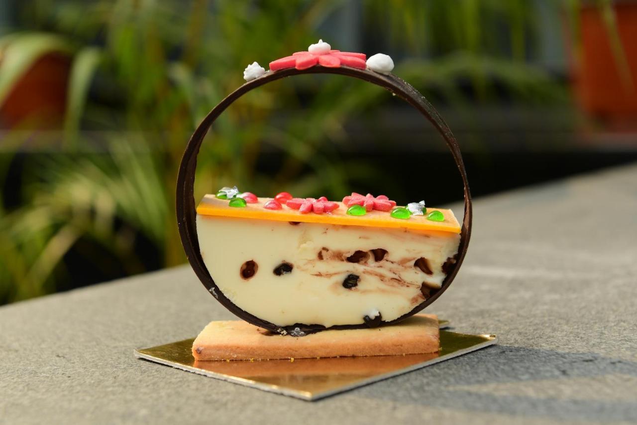 Radisson Blu Hotel Guwahati Eksteriør billede A semifreddo
