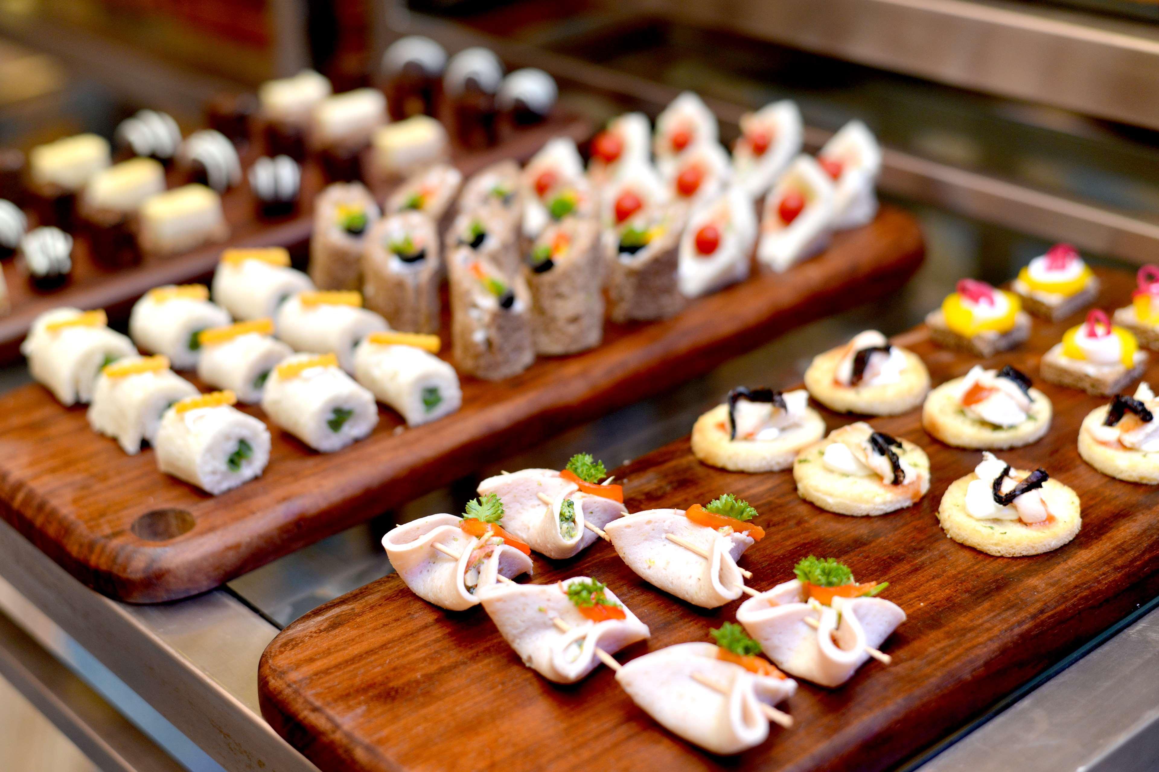 Radisson Blu Hotel Guwahati Eksteriør billede Canapés