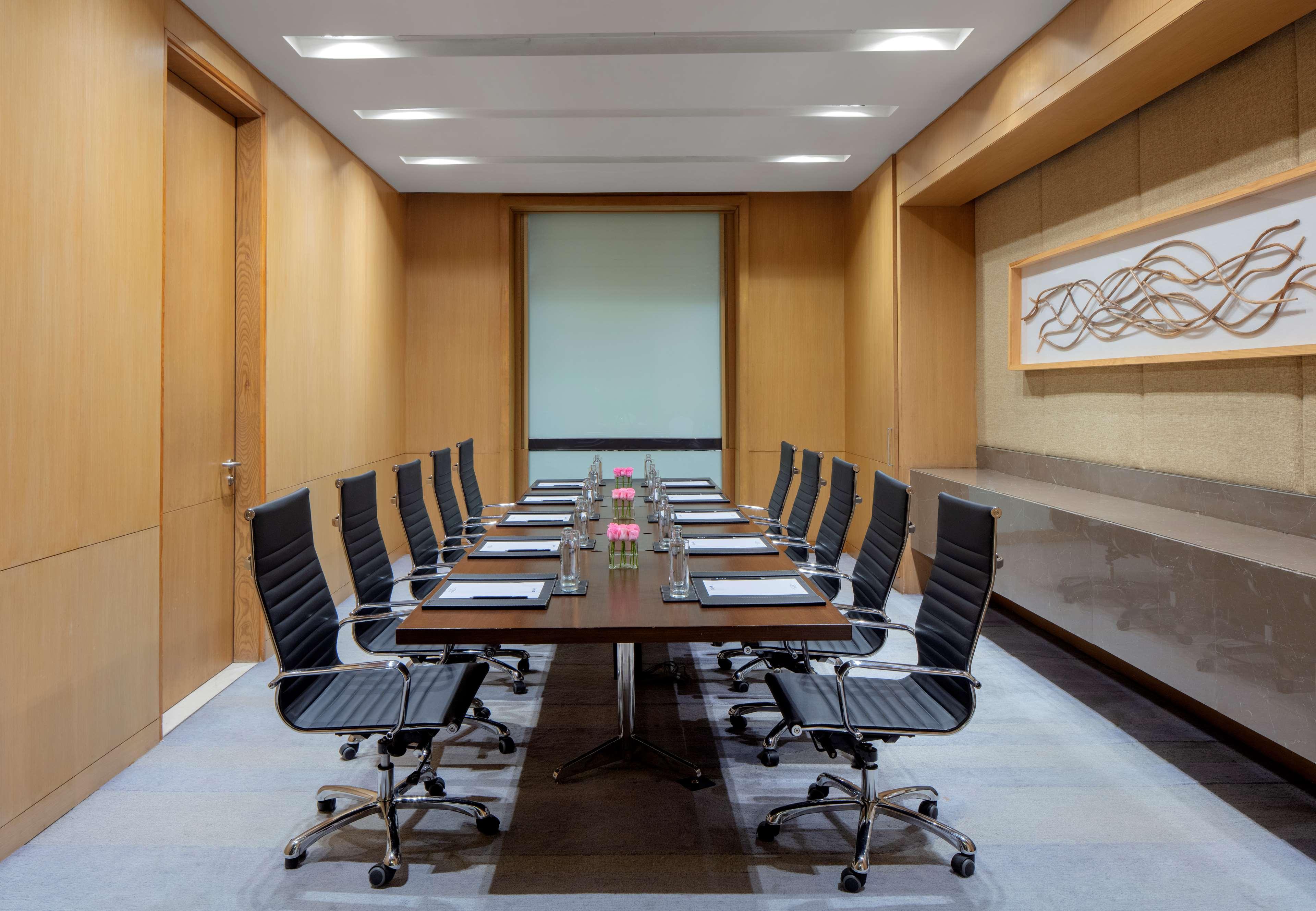Radisson Blu Hotel Guwahati Eksteriør billede Meeting room
