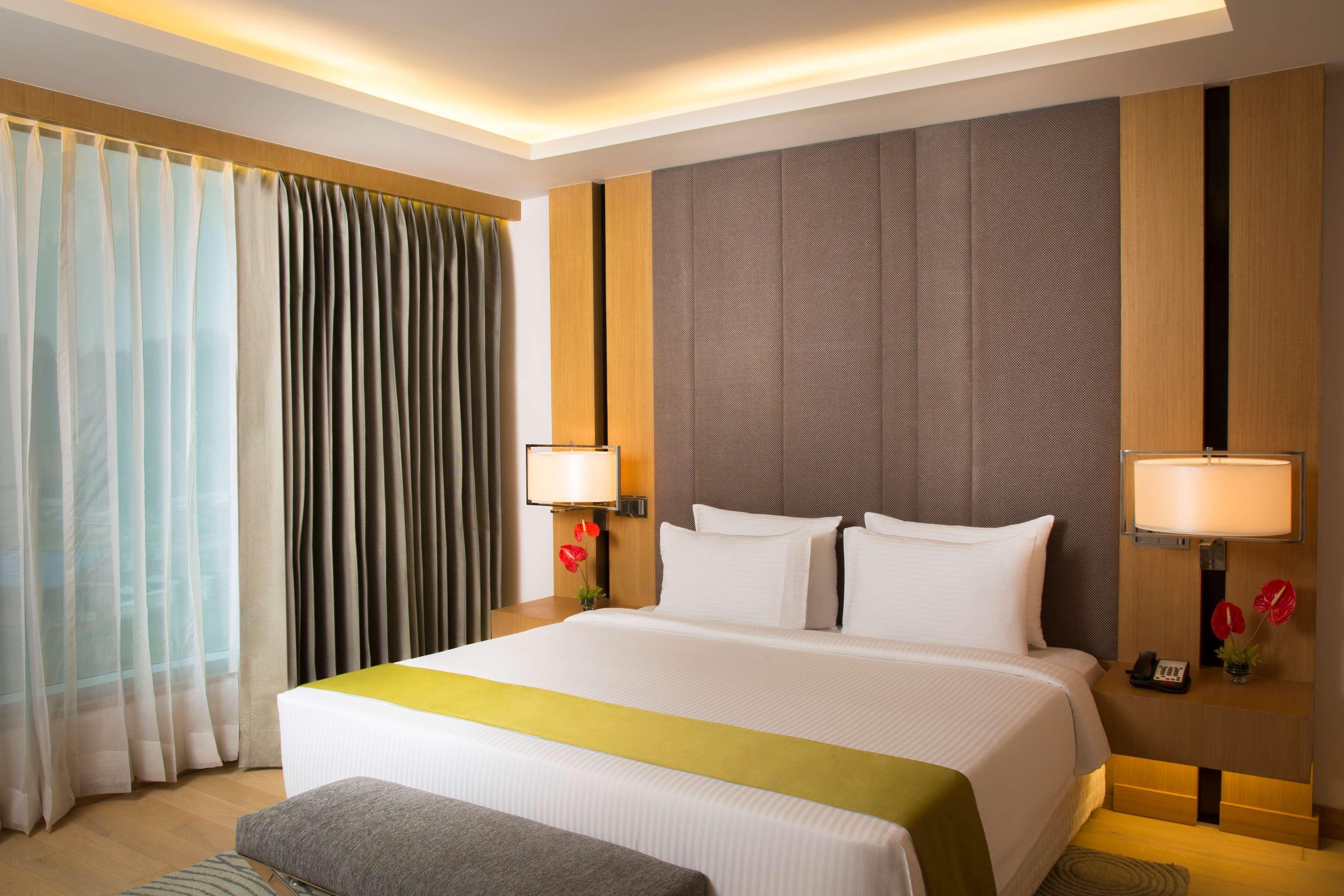 Radisson Blu Hotel Guwahati Eksteriør billede A bedroom at the hotel