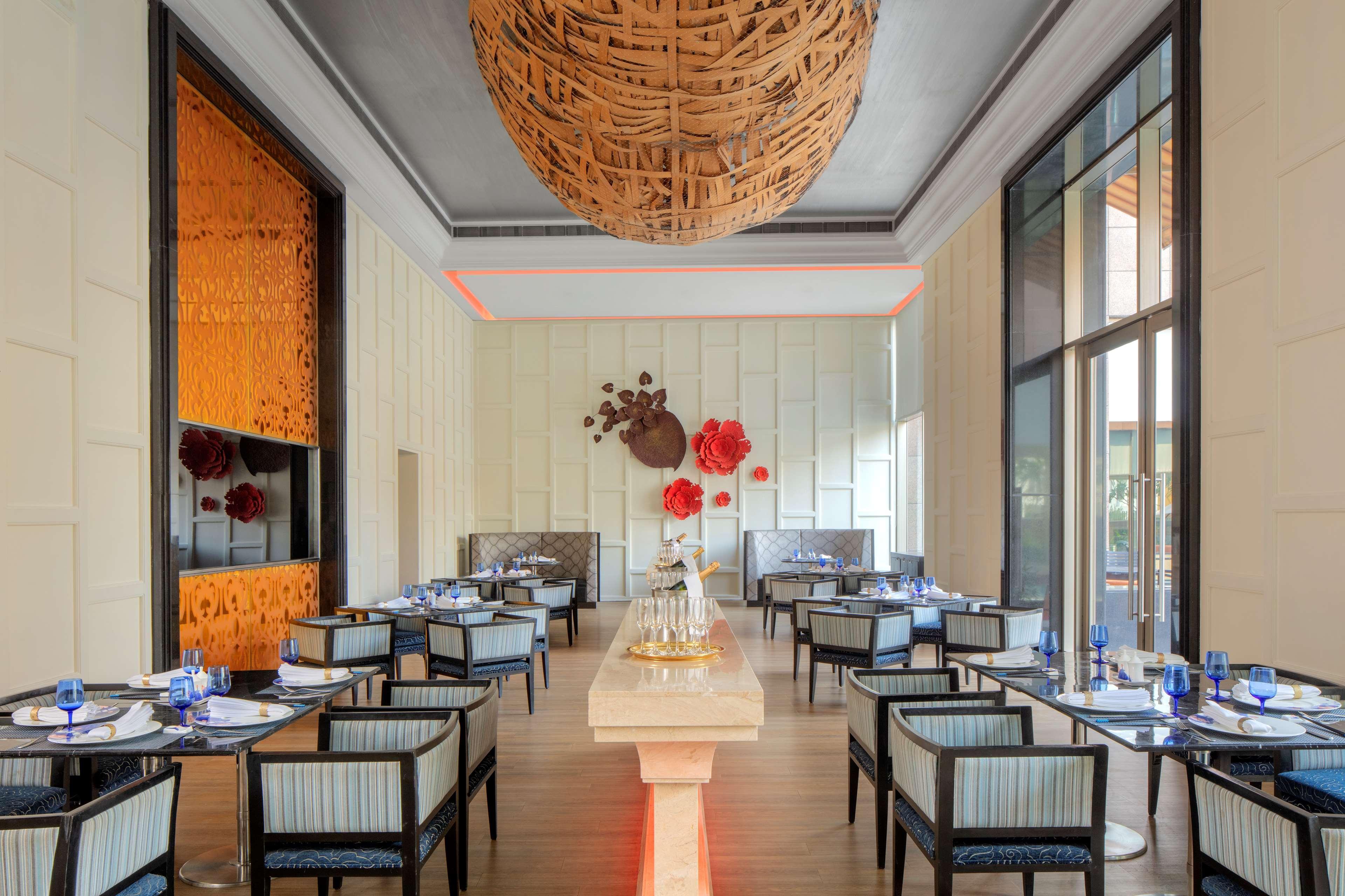 Radisson Blu Hotel Guwahati Eksteriør billede The restaurant