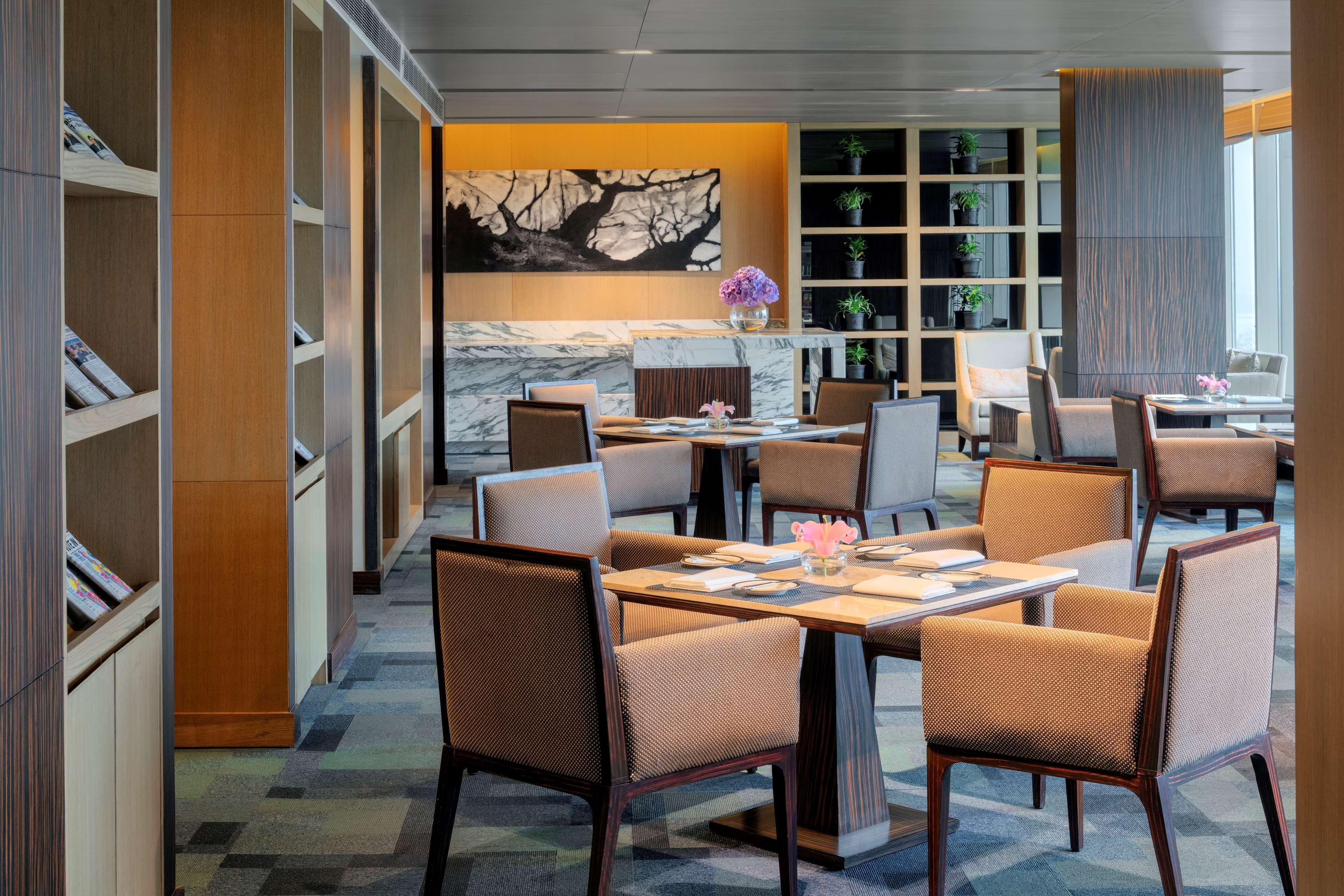 Radisson Blu Hotel Guwahati Eksteriør billede The Club at Hong Kong International Airport