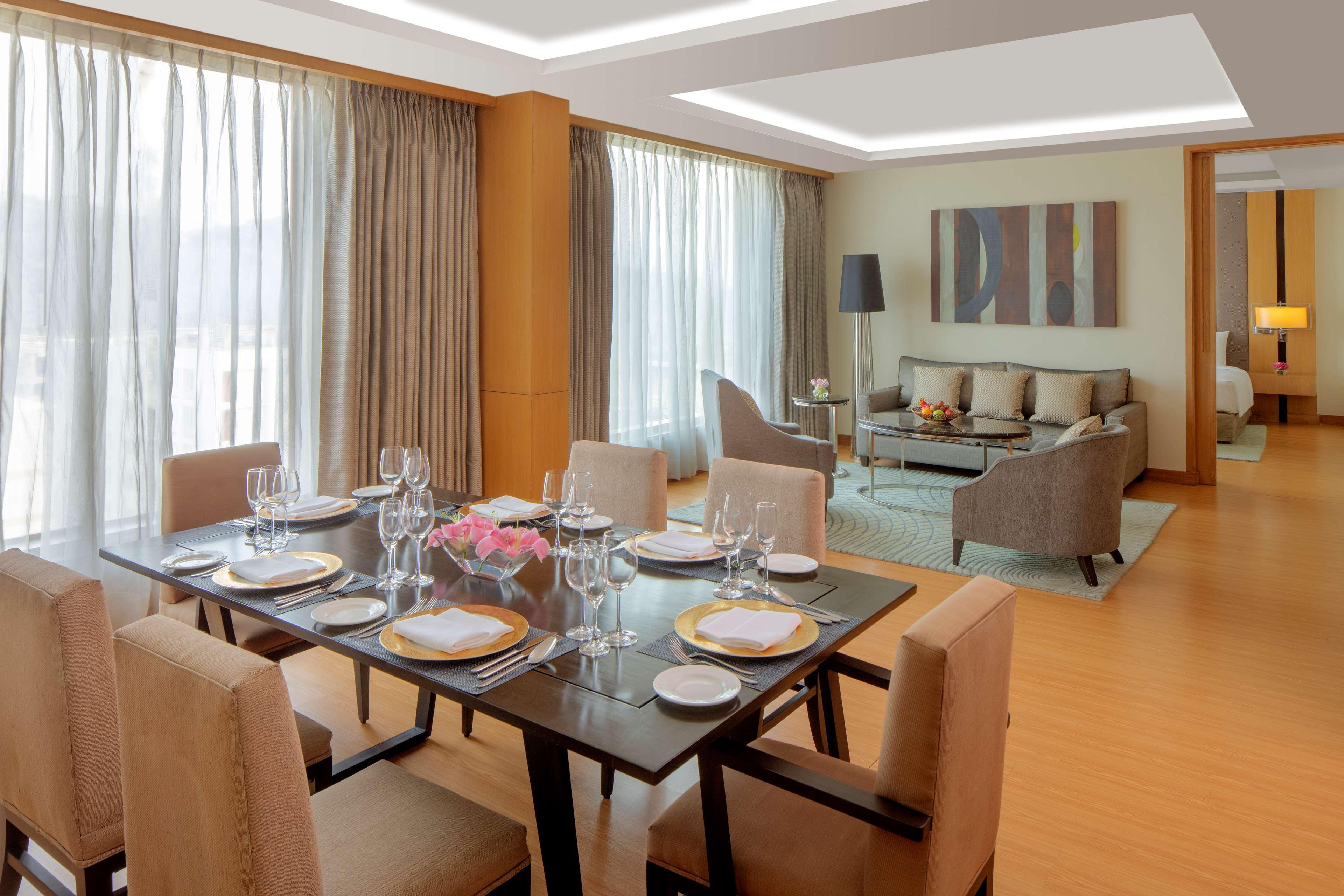 Radisson Blu Hotel Guwahati Eksteriør billede A suite at the hotel