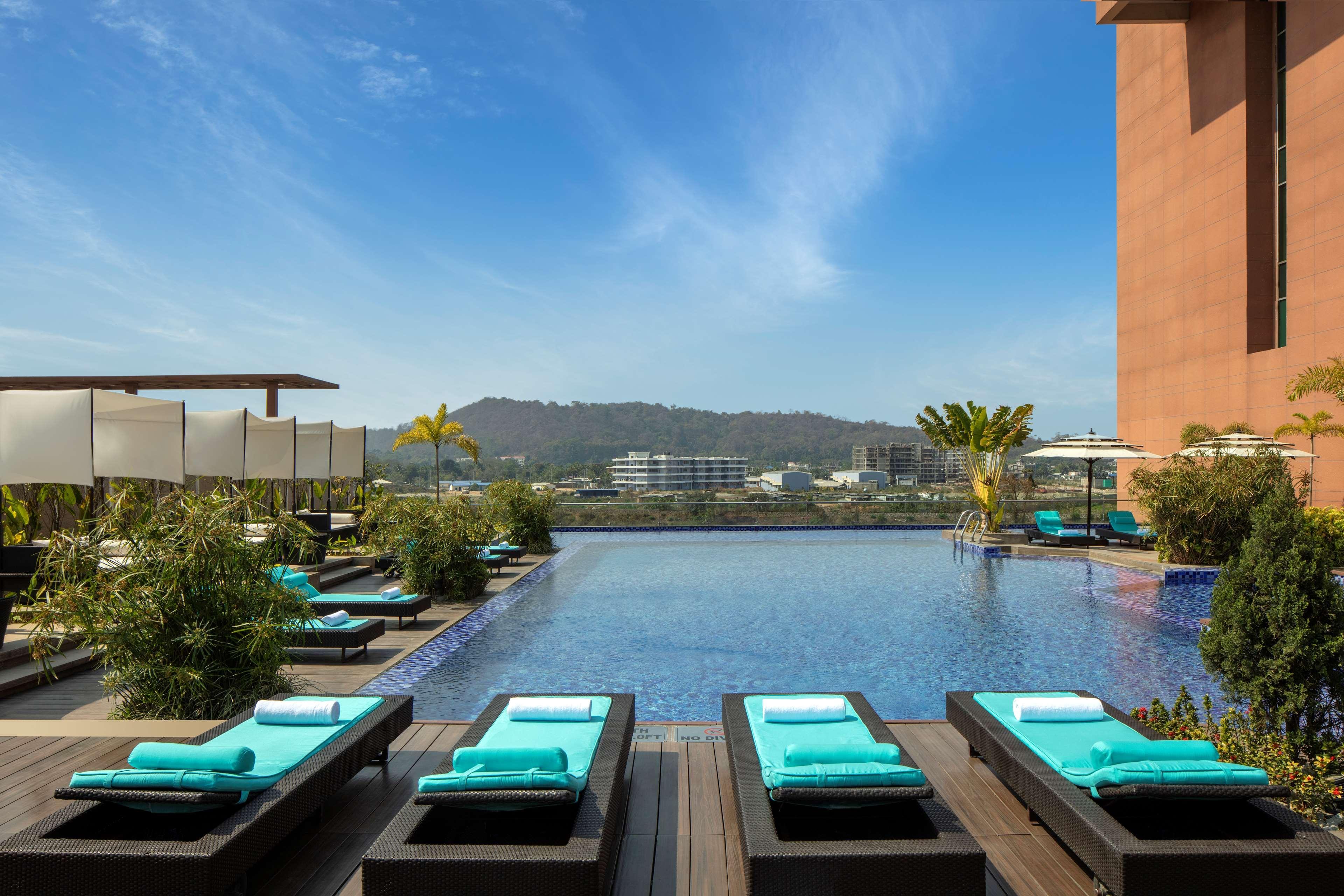 Radisson Blu Hotel Guwahati Eksteriør billede The pool at the hotel