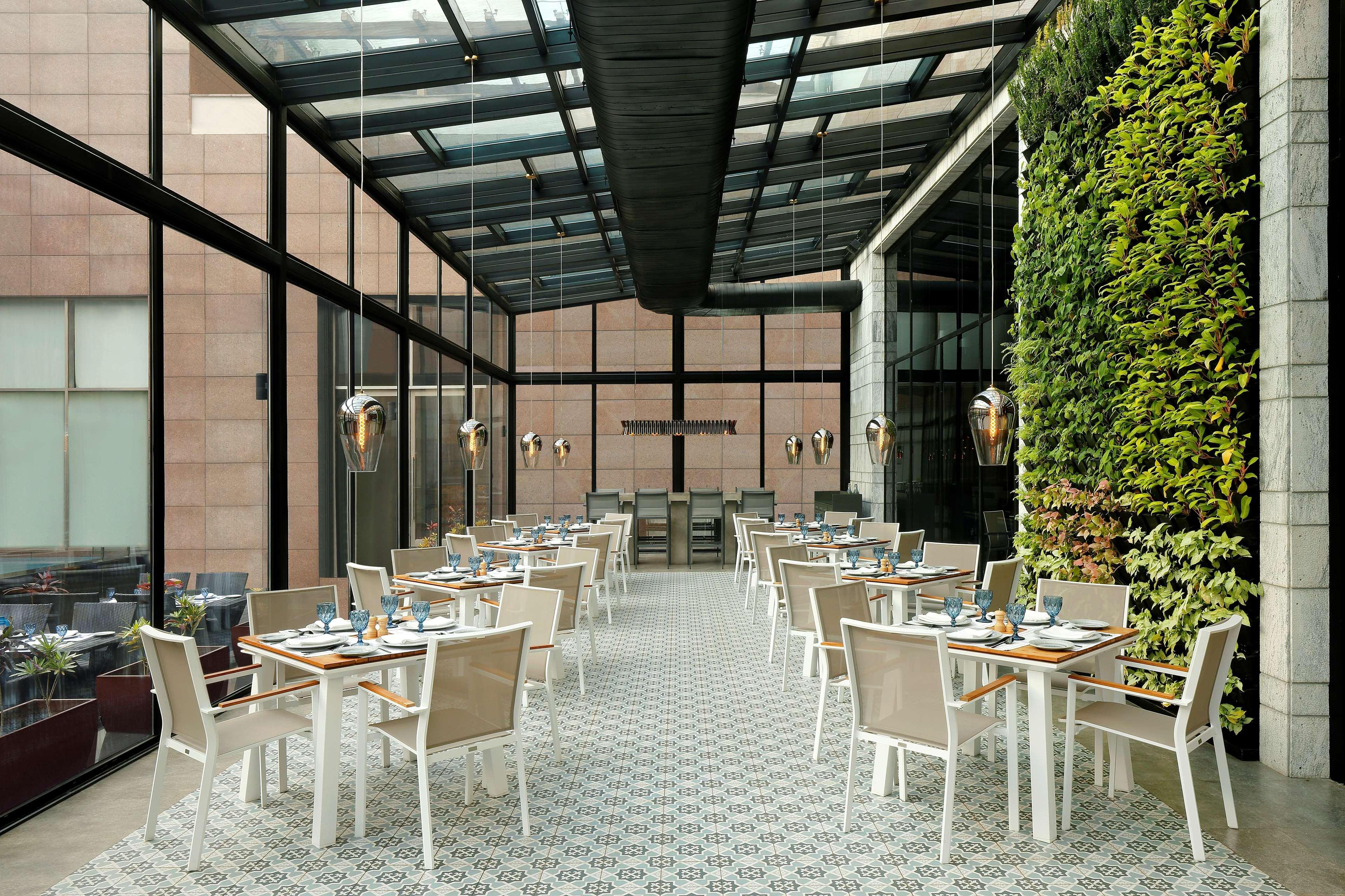 Radisson Blu Hotel Guwahati Eksteriør billede The restaurant