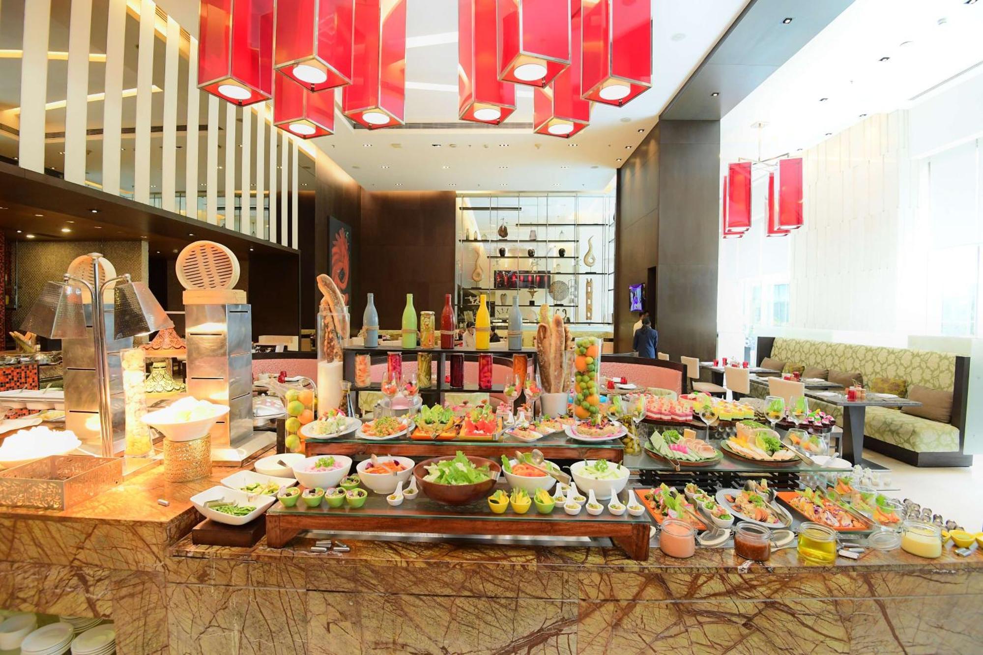 Radisson Blu Hotel Guwahati Eksteriør billede A salad bar