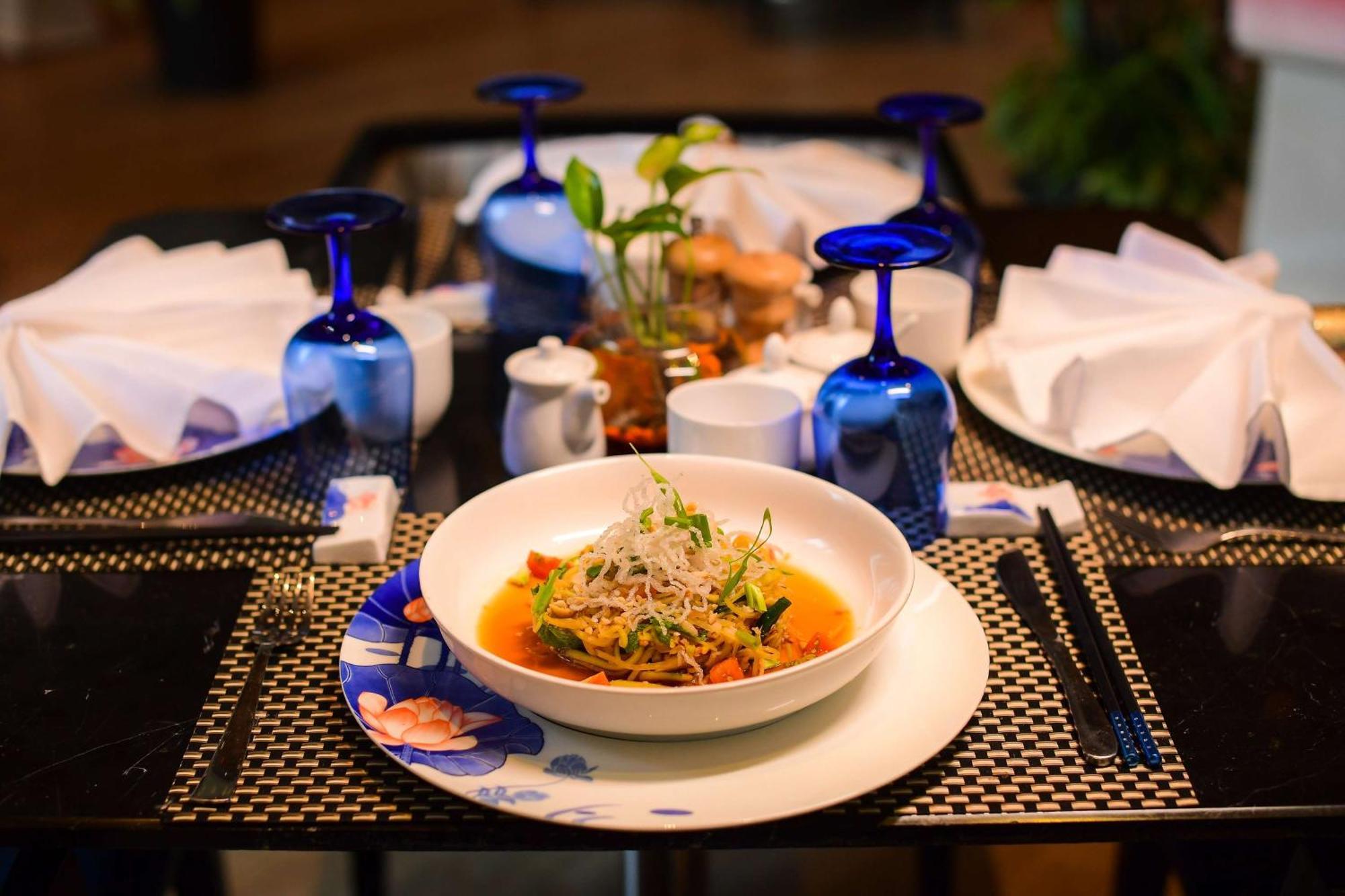 Radisson Blu Hotel Guwahati Eksteriør billede A dish of Thai cuisine