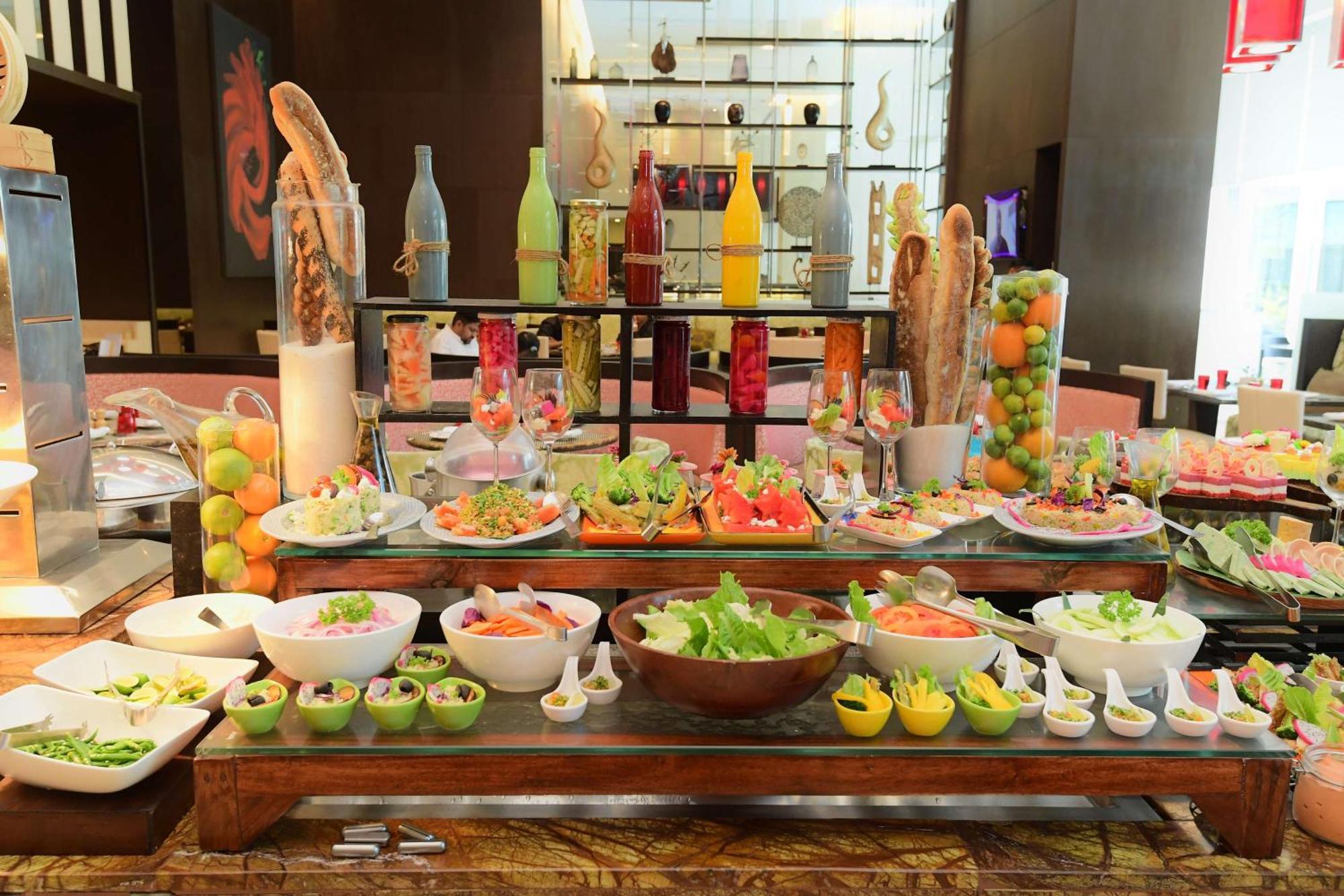 Radisson Blu Hotel Guwahati Eksteriør billede A salad bar