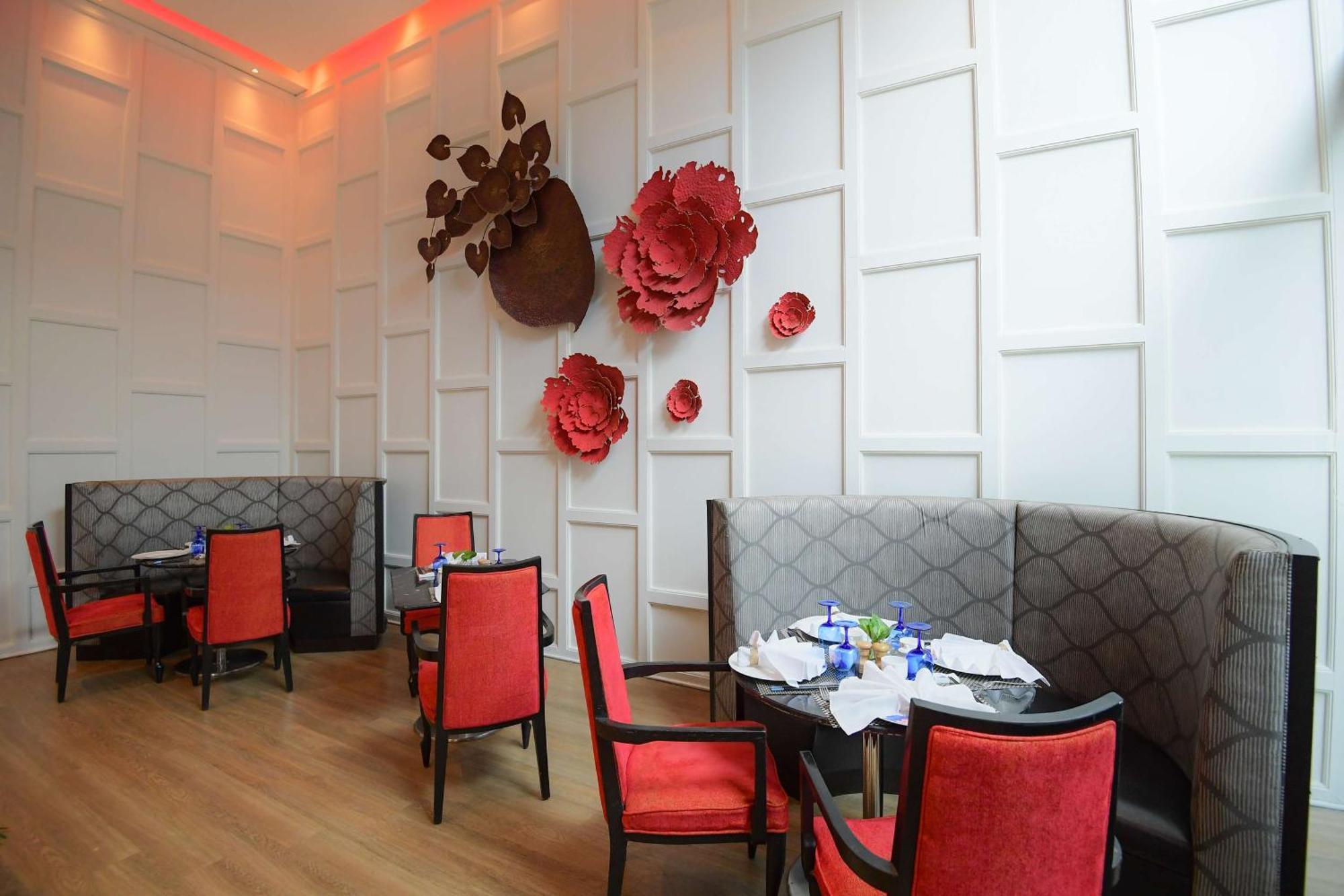 Radisson Blu Hotel Guwahati Eksteriør billede The interior of the restaurant