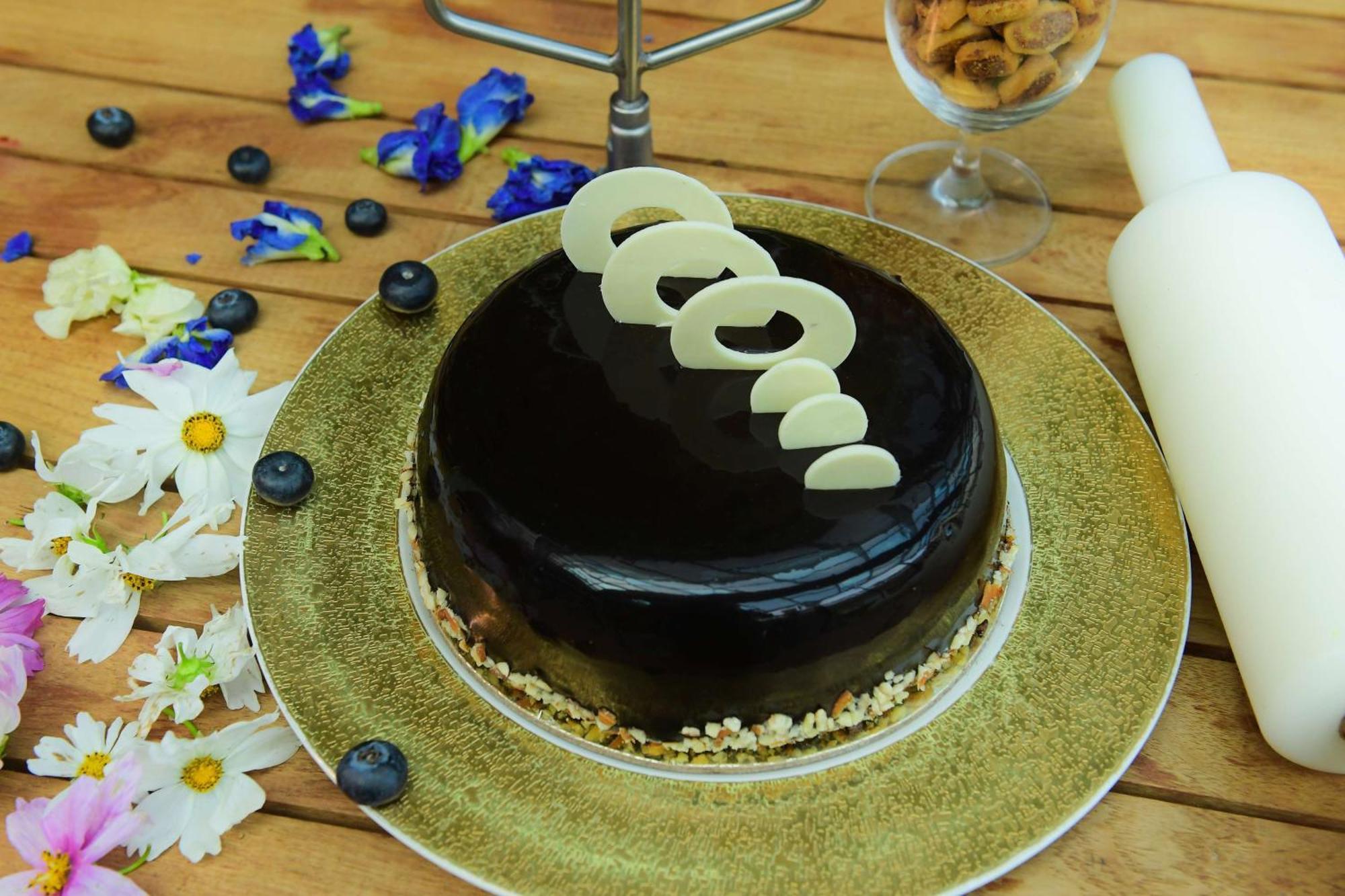 Radisson Blu Hotel Guwahati Eksteriør billede A chocolate cake