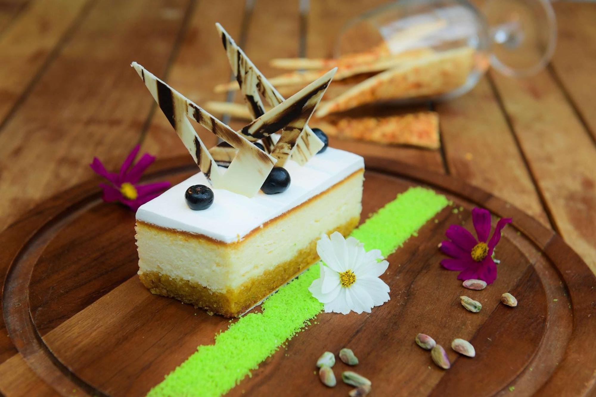 Radisson Blu Hotel Guwahati Eksteriør billede A cheesecake
