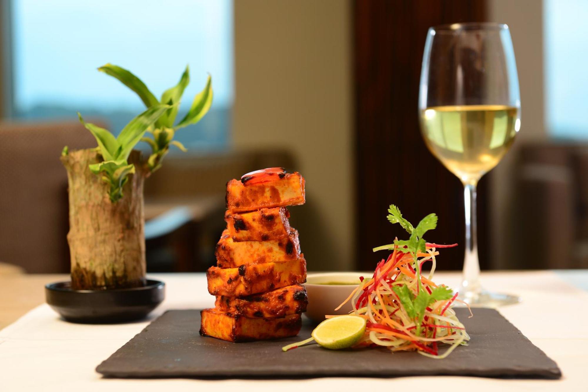 Radisson Blu Hotel Guwahati Eksteriør billede Paneer tikka