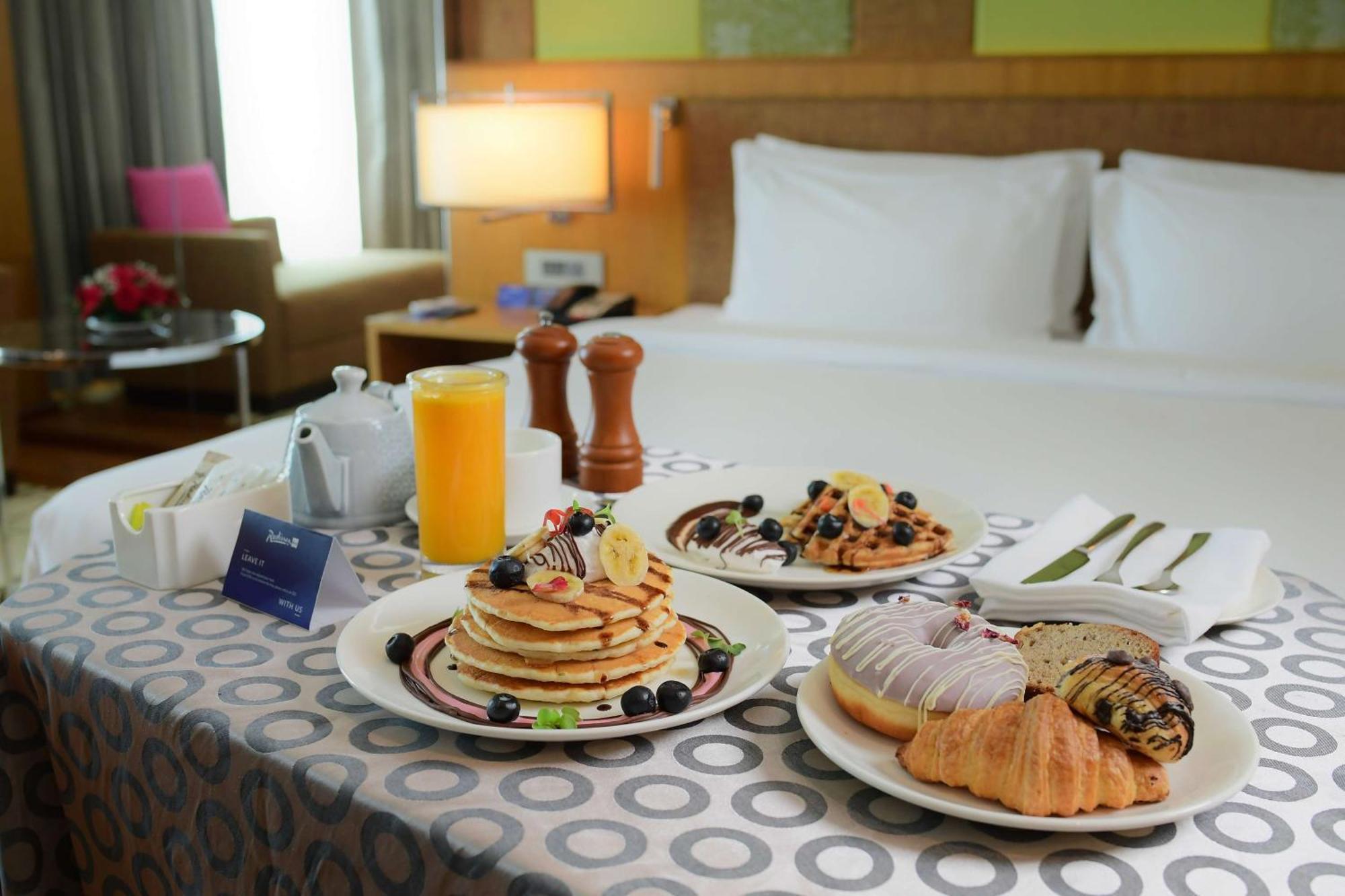 Radisson Blu Hotel Guwahati Eksteriør billede Room service