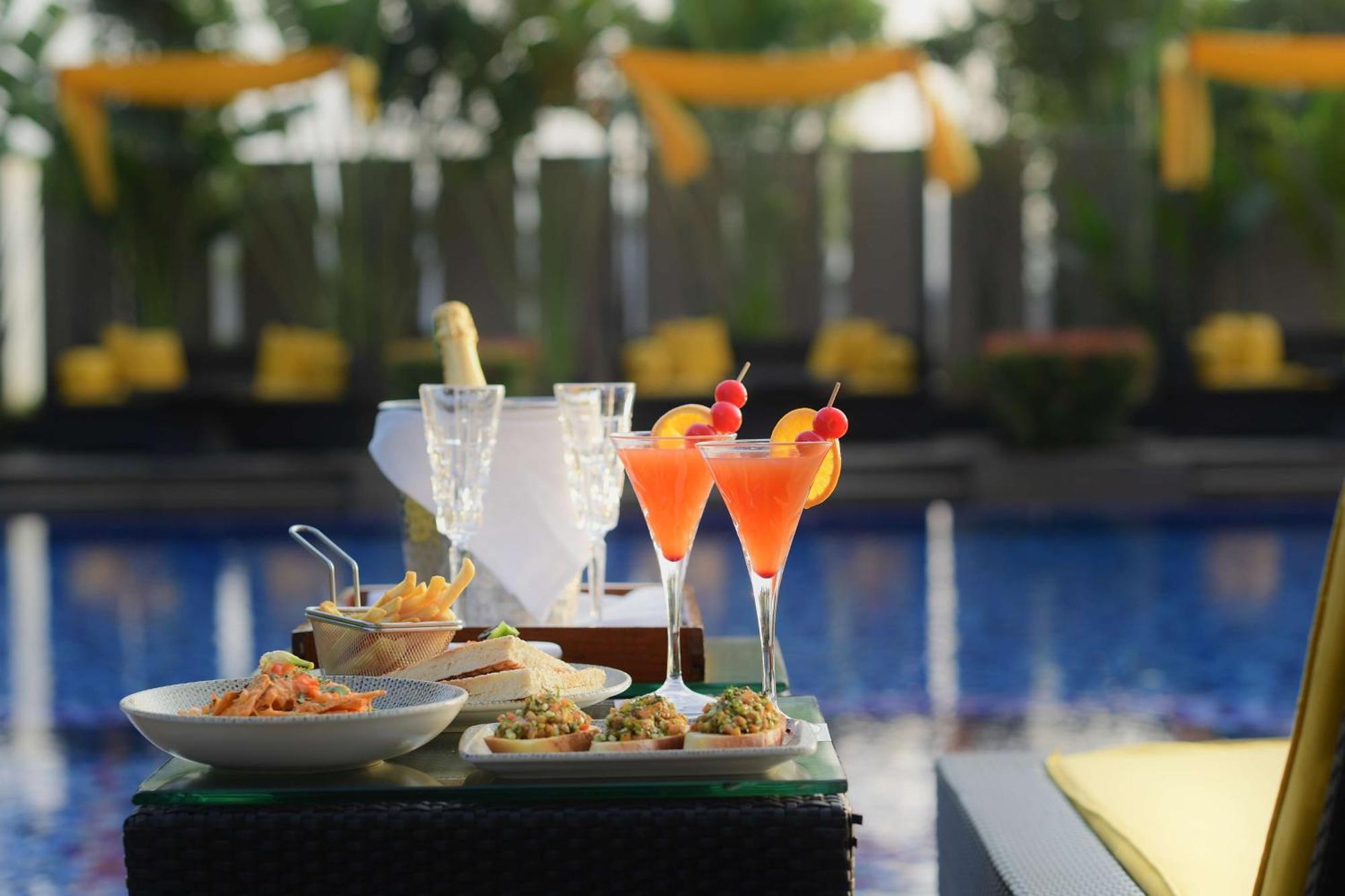 Radisson Blu Hotel Guwahati Eksteriør billede Cocktails at the bar
